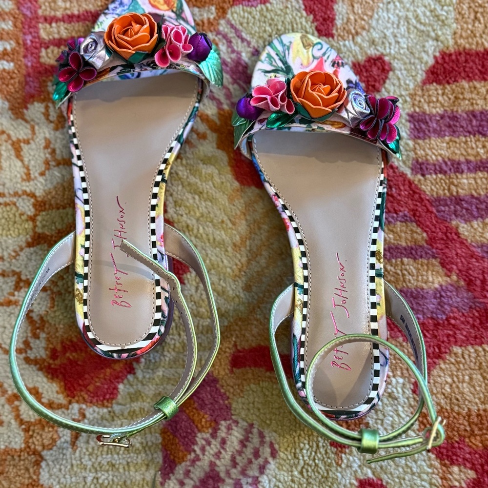 Betsey Johnson sz 5 big girls  Darcy floral ankle strap sandals flowers new - Picture 2 of 5